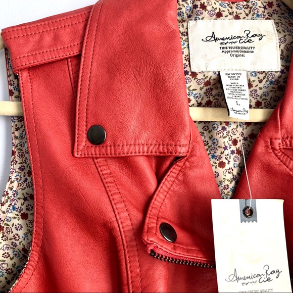 Red Vest - Picture 5 of 8